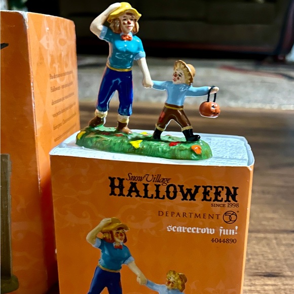 Dept 56 • Halloween • How About Our Lay-Away Plan? • Bone To Rock •Scarecrow Fun - Picture 15 of 16